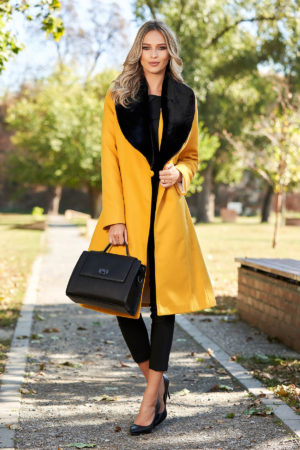 Palton elegant galben mustar din lana cu un croi cambrat accesorizat cu guler din blana LaDonna