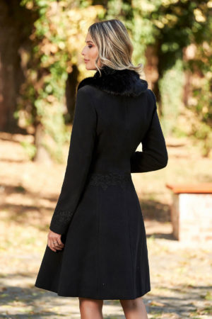 Palton in clos negru elegant din lana cu broderie prevazut cu buzunare si guler de blanita 